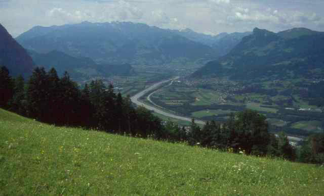 Blick über das Rheintal Richtung Südwesten, im Hintergrund Schweizer Berge bei Sargans