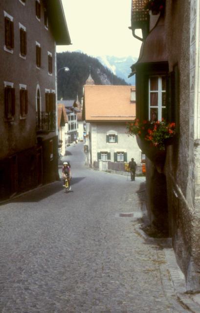 Pflasterstraße zwischen alten Bündnerhäusern in Bergün.Uwe, Philipp und Benni Schneider