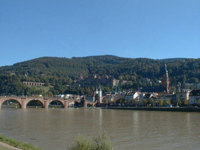 Scloss und Neckar am Fuße des Königstuhls.Region OdenwaldArmin Kübelbeck