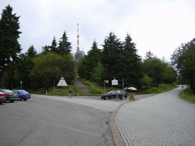 An dieser Gabelung sind es nur noch 400 Meter zum Gipfel (links halten).