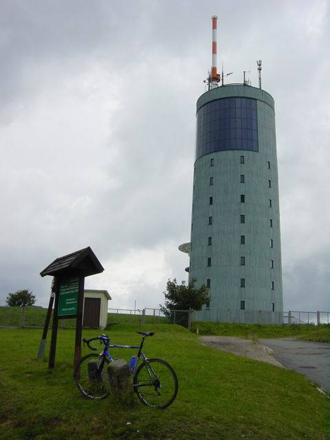 Turm und Sendemast (dahinter versteckt) auf der Spitze