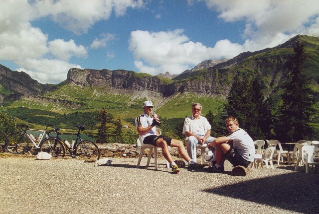 Andy, Walter, Till rasten am Col de Meraillet, mit Sicht auf den Lac de RoselendSommertour 2000