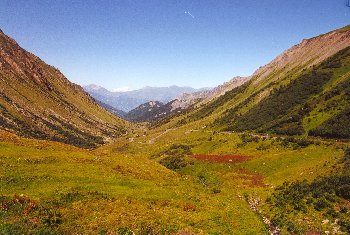 Die Nordrampe des Glandon mit Sicht auf den Madeleinesattel vor dem Mont BlancSommertour 2000