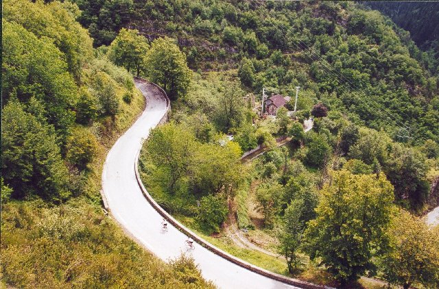 Die Nordanfahrt zum Turini ist trotz malerischer Bewaldung mit manch beeindruckender Aussicht ausgestattetSommertour 2000