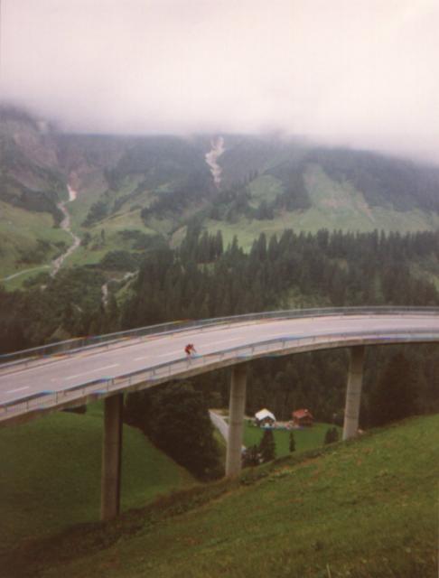 Die beeindruckende Brückenserpentine vor dem HochtannbergpassItalien 1999