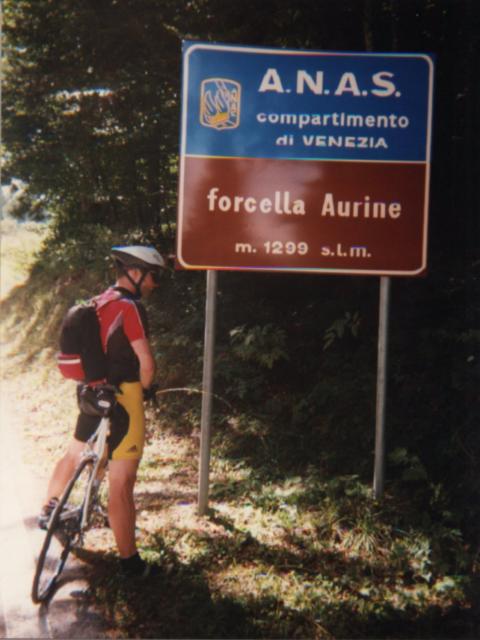 Tobi pinkelt an das Passchild vom AurineItalien 1999