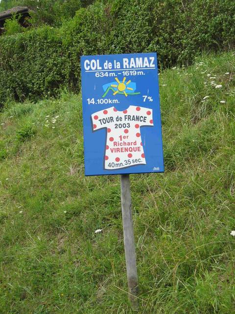 Am Start in Mieussy direkt neben der Käserei steht ein Schild, das an die Tour de France 2003 erinnert, als der Col de la Ramaz auf dem Programm stand.
