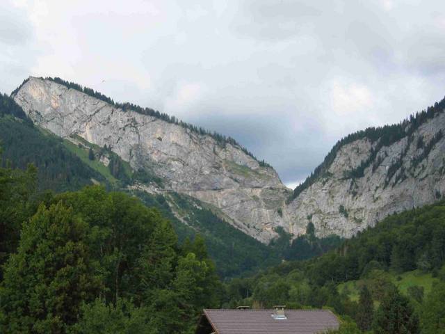 Vom Tal aus kann man bis zum 1500 m hohen steilsten Stück des Col sehen, das überwiegend in den Fels gehauen ist. 