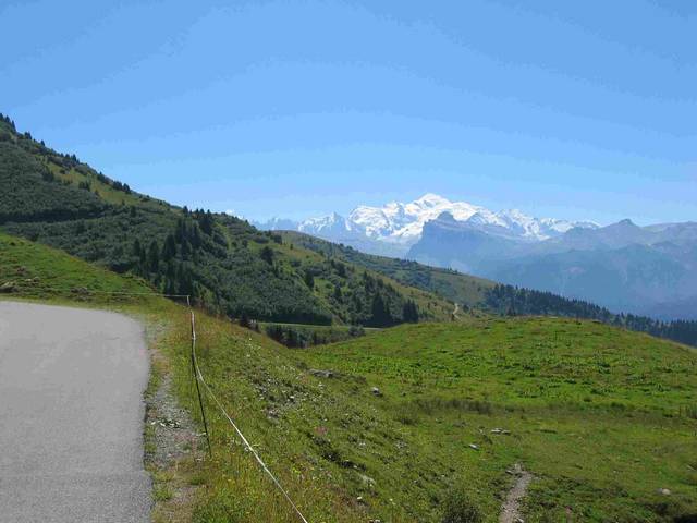 Bei gutem Wetter hat man von der Passhöhe aus einen fantastischen Blick auf den Mont Blanc.