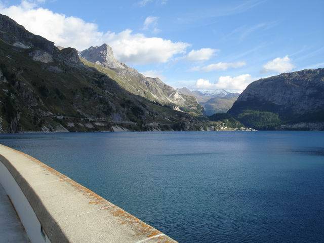 Blick von der Staumauer des Lac du Chevril. Oberhalb des linken (östlichen) Ufers führt die Straße zum Col de l