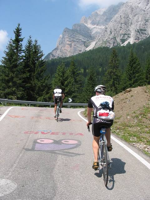 Viele Namen und Logo schmücken die Straße, der letzte Giro lässt grüßen.