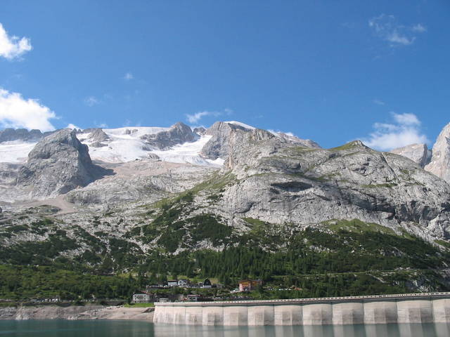 Fedaia-See, Marmolada (der höchste Berg der Dolomiten) und ihr Gletscher.