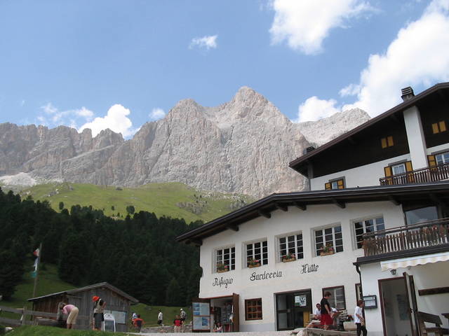 Das Rifugio mitten im Talkessel ist umringt von den Gipfeln der Rosengartengruppe.