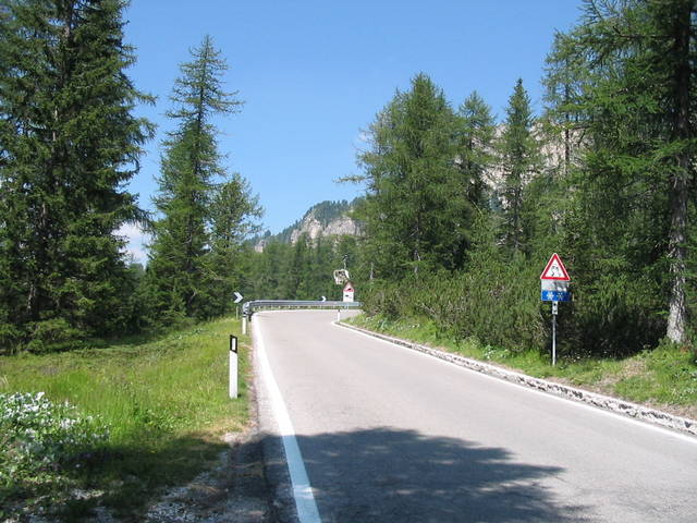 Eine gute Straße zieht sich sanft von Cortina hinauf.