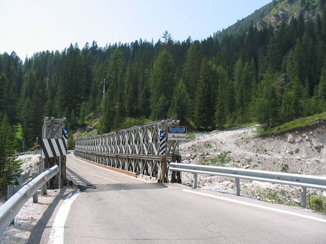 Eine Behelfsbrücke in der sehr kurzen Ostanfahrt.