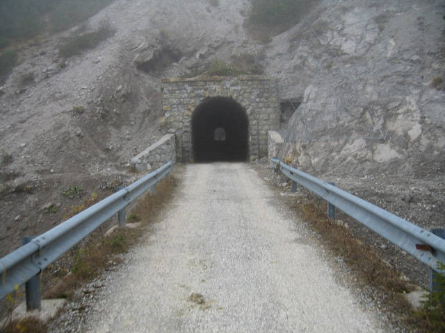 Der dritte der drei alten Tunnel. Alle sind im 2005 ungeteert. (2005)