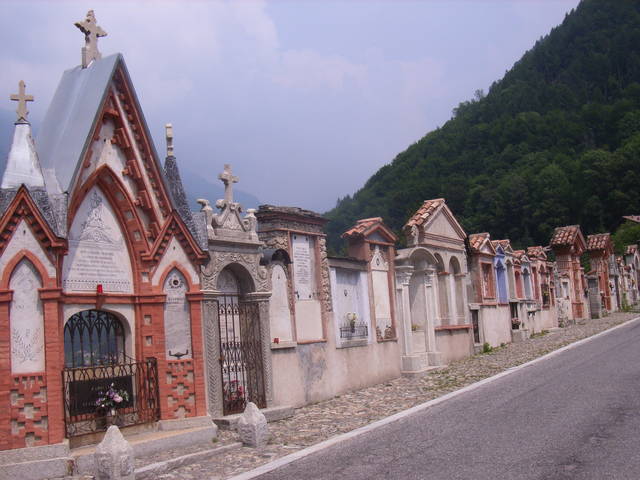 Knapp hinter Bagolino passiert man den Friedhof mit dieser Mauer aus Grabsteinen.