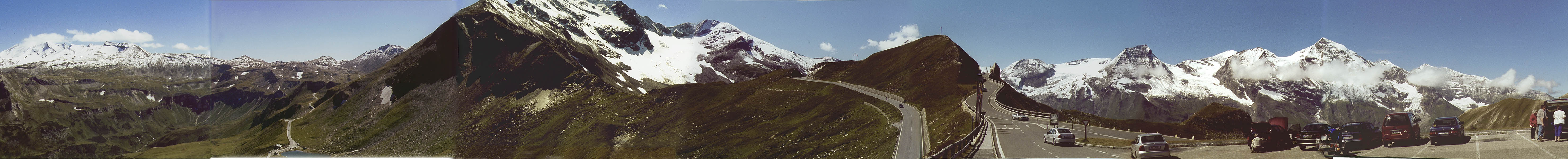 Hier das Bild mit einem ca. 180° Rund-Um-Blick von schon besagtem Rasthaus am Fuscher Törl. Der Blick beginnt links südlicher Richtung, an der Fuscher Lacke und dem Fuscher Törl vorbei und endet in Richtung Norden mit dem Großen Wiesbachhorn. Der Berg, dessen Spitze leider nicht zu sehen ist, ist der Brennkogel mit 3018 m.Torsten Kähler