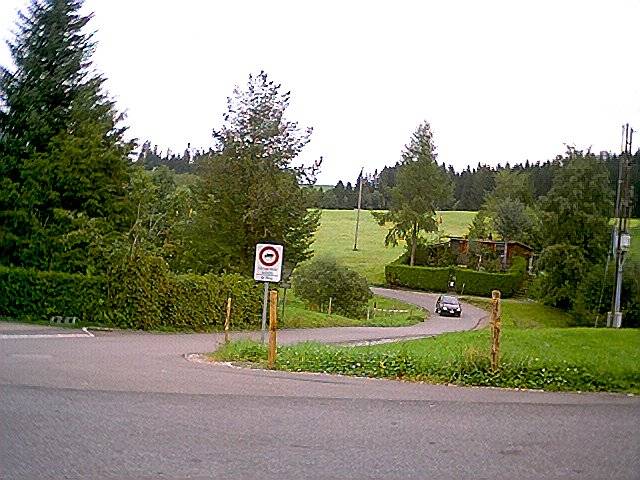 Gleich nach Finsterwald geht eine kleine Strasse rechts weg Richtung Rengg und Egg.