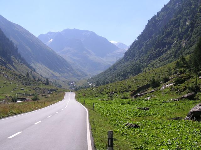 Die Anfahrt zum Nufenenpass führt durch ein langgezogenes Tal.