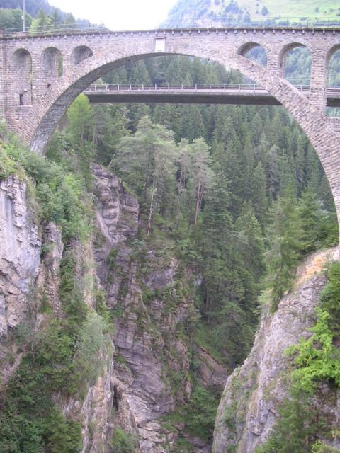 Straßen- und Eisenbahnbrücke überspannen das Albulatal.