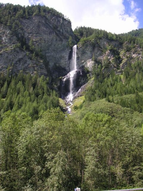 Ein Wasserfall Höhe Heiligenblut am Fuß des Großglockners.
