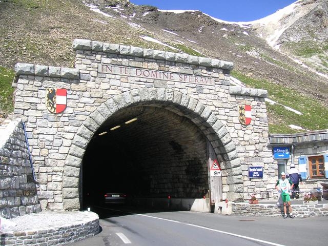 Dieser Tunnel stellt gleichzeitig die Passhöhe dar.