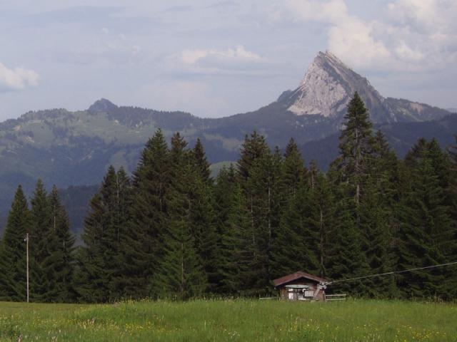 Blick von der Sattelegg-Passhöhe auf das umliegende Gebirge