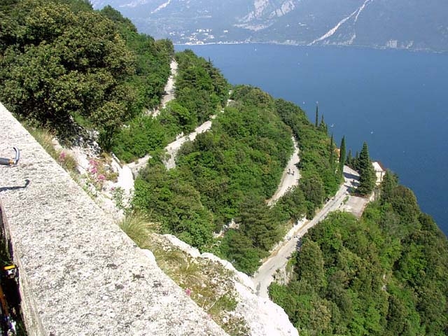 Die Ponalestraße stellt eine Alternative zum 4,5 km langen Tunnel dar, den man von Riva del Garda aus kommend durchqueren muss, wenn man die Nordrampe des Passo Tremalzo befahren will.
Ein 3 km langes Schotterstück auf dieser Straße macht sie allerdings für Rennräder ungeeignet.