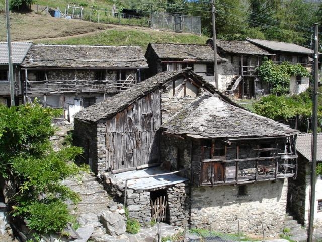 Holzhäuser in Indemini.