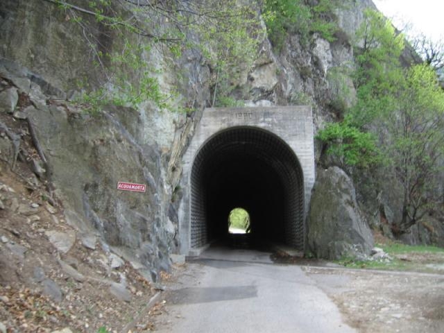Schmaler nasser Tunnel