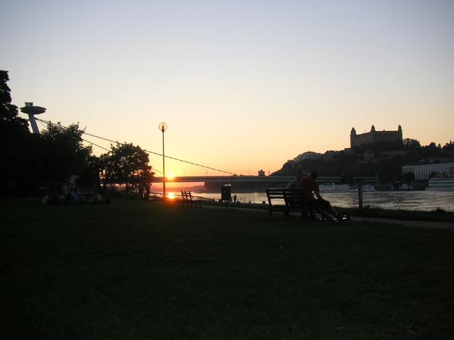 Mit einem Sonnenuntergang in Bratislava geht unsere Fernfahrt Avignon-Budapest zuende.