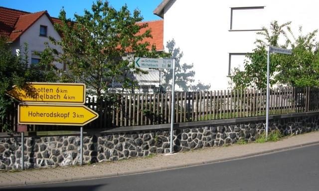 Der Wegweiser und der Straßenname in Breungeshain zeigen an, wohin es geht.