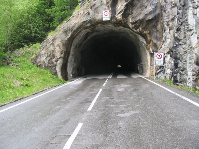 Der erste Tunnel im Maltatal ist unbeleuchtet und dafür relativ lang....