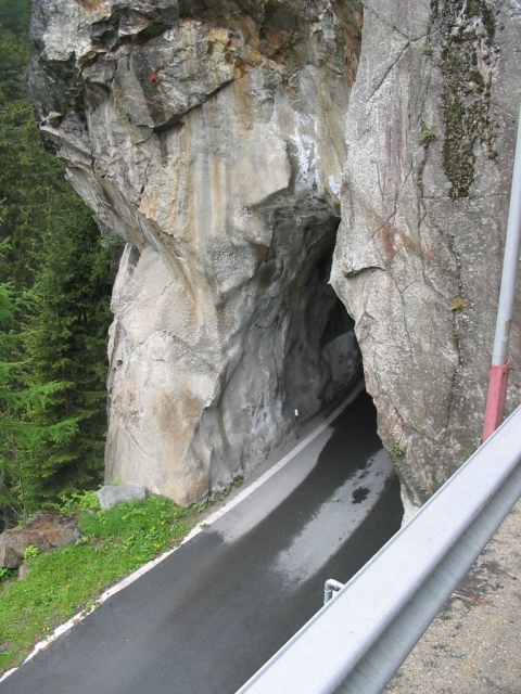 Die Einfahrt zum Kehrentunnel vom Ausgang aus gesehen.