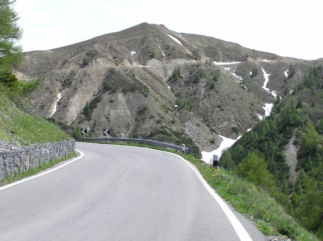 Vom Croce Domini führt eine Schotterstraße Richtung Süden zum __(Passo del Maniva).