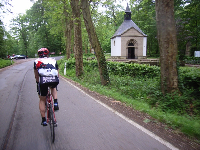 Die Waldkapelle (234 m) bei Km 1,0.