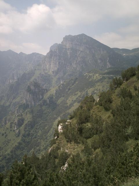 Blick voraus auf den weiteren Streckenverlauf und den Passo del Dosso Alto (rechts oben).