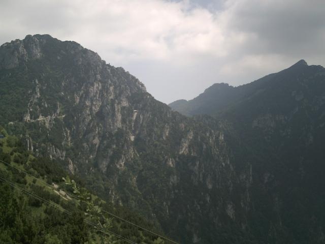 Vom Passo del Berga blickt man zurück auf die überwundene Steilwand.