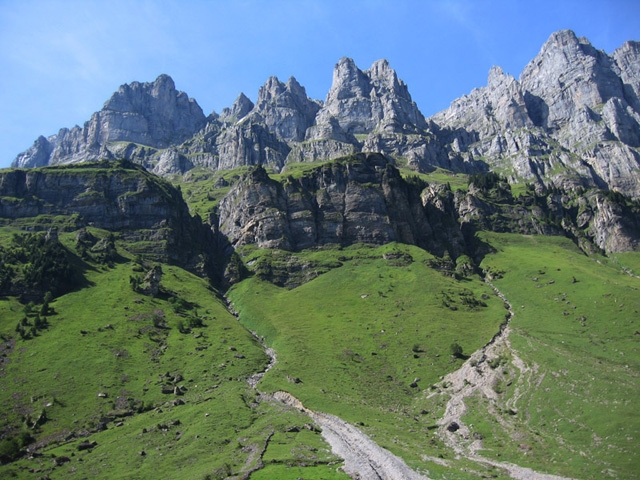 Beim Durchfahren des Urner Bodens in Richtung Klausenpass erhebt sich auf der rechten Seite ein knapp 3000m hohes Bergmassiv 