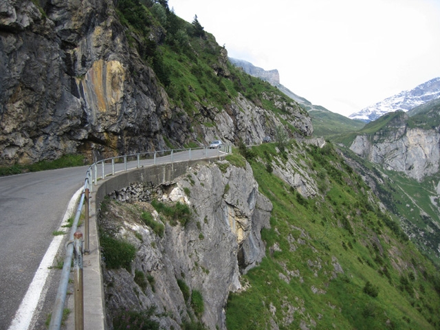 Die Lini - gefährlichster Straßenabschnitt des Klausenpasses, welcher sich an der Felswand der Schächentaler Windgällen entlangschlängelt.
