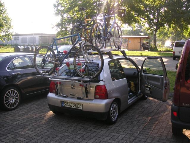 Es kann losgehen: Mit drei Fahrrädern beladen stehen wir in Freiburg bereit zur Abreise.