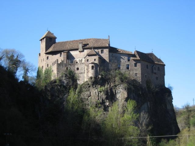 Das Schloss Runkelstein am Ortsausgang Bozens.