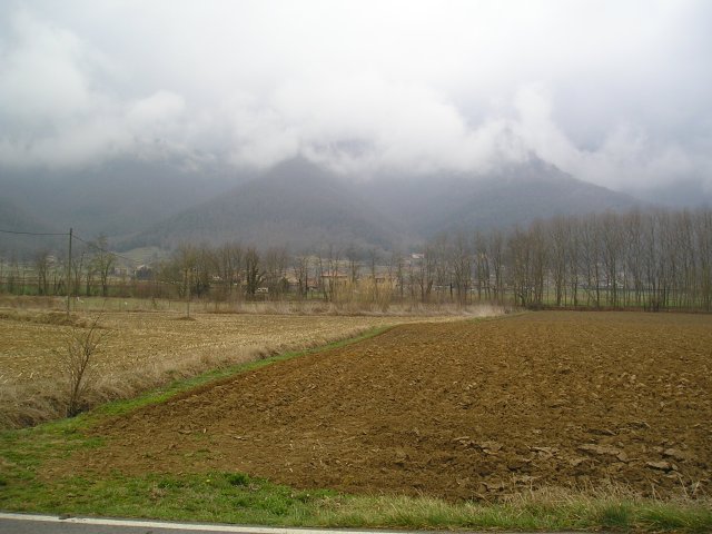 Beginn der Auffahrt im Tal des Fluvià - Frühjahr sieht anders aus