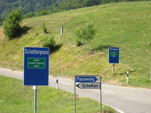 Auf der Ostrampe zum Scheltenpass wird bei Ramiswil die Passwangstra&szlig;e gekreuzt.Stefan Moser