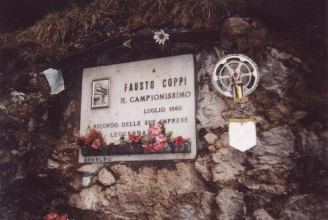 Wo sich die Wege zum Sellajoch und Passo di Pordoi trennen, steht das Denkmal f&uuml;r Fausto Coppi Dolomitentour Team Ro&szlig;tal Mai 2002Christian Barth