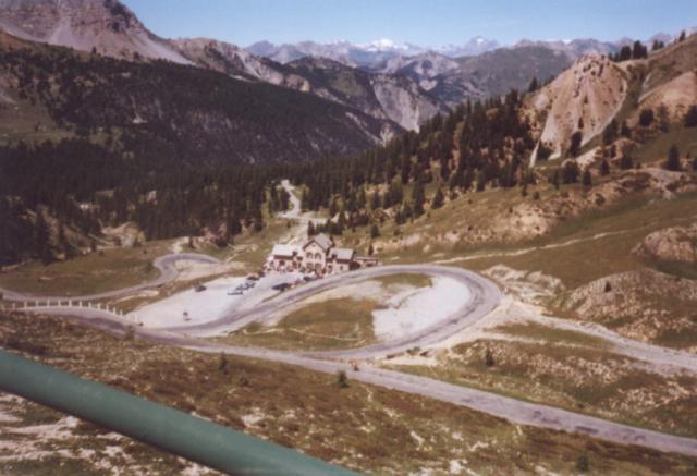 Blick zur&uuml;ck auf die Nordrampe des Col d'IzoardFrankreichtour Team Ro&szlig;tal 2001Christian Barth