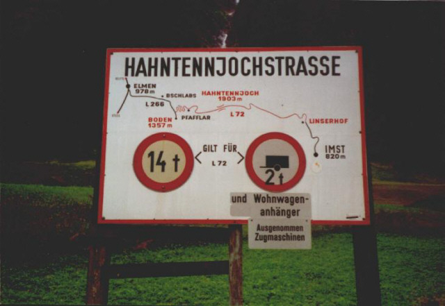 Das alte Streckenerklärungsschild für das Hahntennjoch (Elmen).