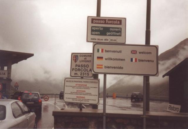 Die Grenze zu Italien an der Passh&ouml;he des Forcola di LivignoLombardeitour Team Ro&szlig;tal August 2002Christian Barth