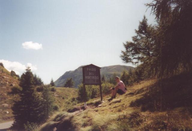 Roman an der Passhöhe des Passo di MortiroloLombardeitour Team Roßtal August 2002Christian Barth
